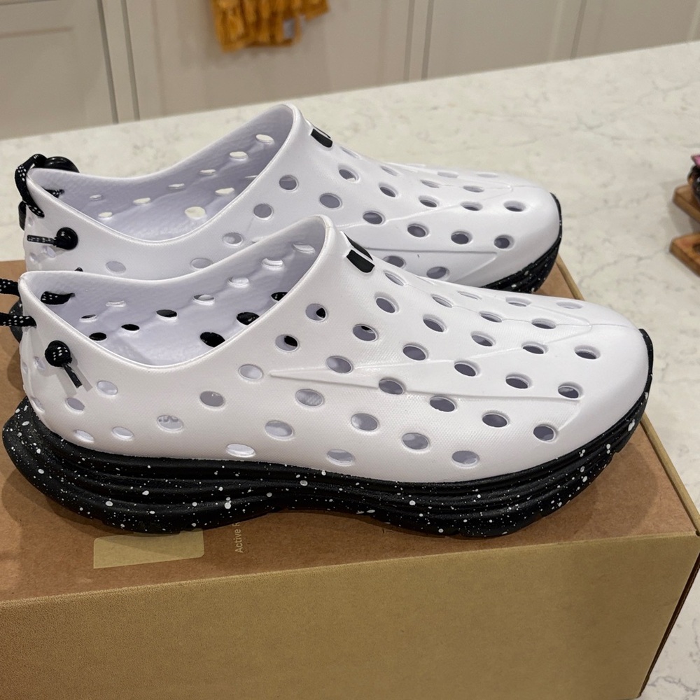Kane Footwear Revive Athletic Shoes - White and Black